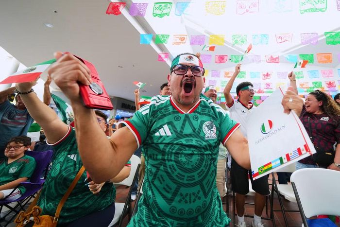 Đông đảo cổ động viên Mexico vỡ òa trong niềm vui khi Julian Quinones ghi bàn mở tỷ số ở trận khai mạc World Cup 2026 gặp Nam Phi. Khoảnh khắc cảm xúc được ghi lại tại điểm xem bóng đá tập trung ở thành phố Fort Worth, bang Texas (Mỹ), ngày 11/6.