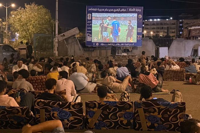 Người hâm mộ tập trung theo dõi trận khai mạc World Cup 2026 giữa Mexico và Nam Phi tại một quán cà phê ở thành phố Aden (Yemen).