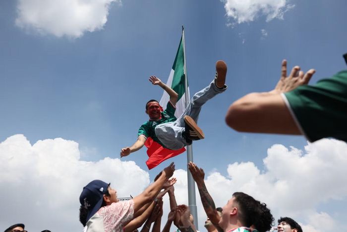 Một cổ động viên Mexico được tung lên không trung giữa bầu không khí lễ hội cuồng nhiệt tại khu vực Fan Fest ở Mexico City, khi chờ theo dõi trận đấu bảng A World Cup 2026 giữa đội chủ nhà Mexico và Nam Phi.
