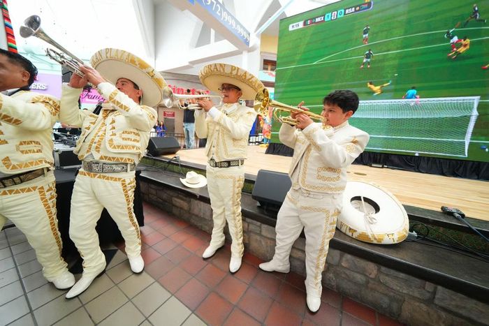 Các thành viên ban nhạc Mariachi Mexicanisimo de Fort Worth biểu diễn tại buổi xem bóng đá tập trung của người hâm mộ ở thành phố Fort Worth, bang Texas (Mỹ).