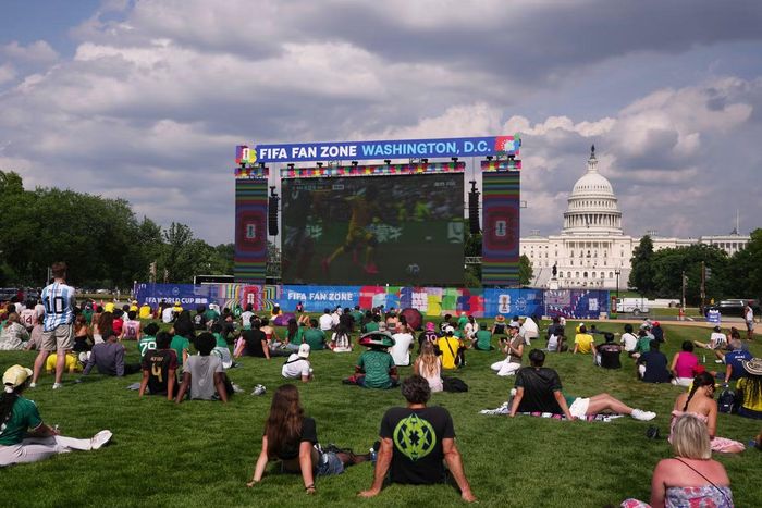 Người hâm mộ theo dõi trận khai mạc World Cup 2026 giữa Mexico và Nam Phi tại khu vực National Mall ở thủ đô Washington D.C. (Mỹ).