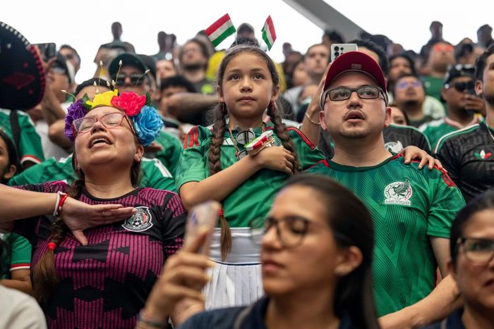 Một gia đình theo dõi trận khai mạc World Cup 2026 giữa Mexico và Nam Phi tại thành phố Vereeniging, Nam Phi.