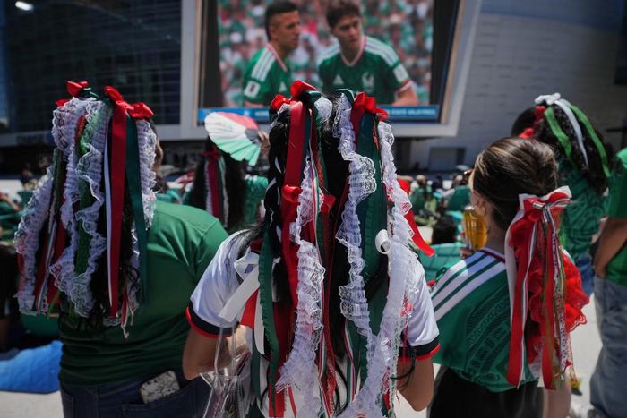 Cổ động viên Mexico theo dõi trận khai mạc World Cup 2026 giữa Mexico và Nam Phi tại một điểm xem bóng đá công cộng ở thành phố San Francisco (Mỹ).