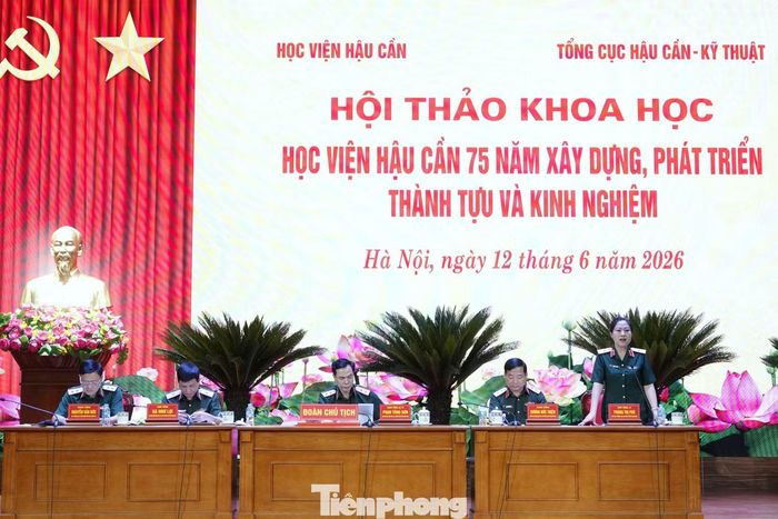 Đoàn Chủ tịch điều hành hội thảo.