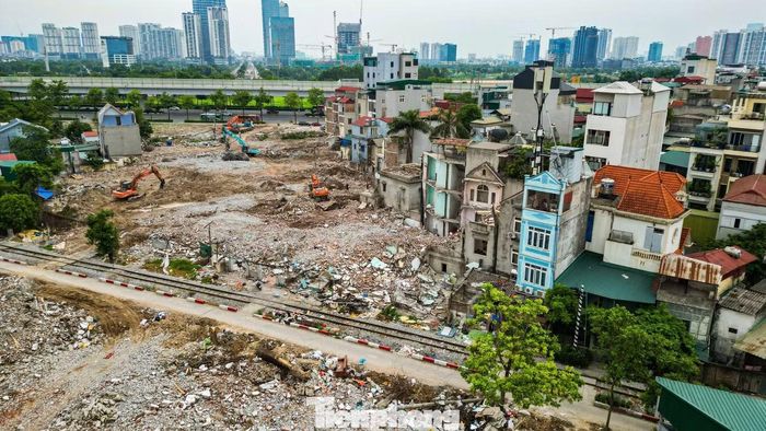 Tại khu vực Cổ Nhuế - Phạm Văn Đồng (phường Đông Ngạc), nhiều diện tích đất đã được bàn giao, tạo mặt bằng phục vụ triển khai các hạng mục của dự án.
