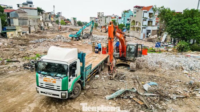 Máy xúc, xe chuyên dụng cùng nhiều thiết bị cơ giới được huy động để đẩy nhanh tiến độ phá dỡ, thu dọn hiện trường.