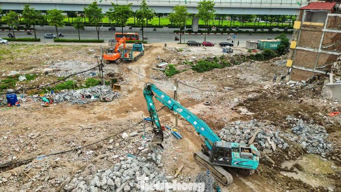 Đoạn đường từ Phạm Văn Đồng đến Văn Tiến Dũng dài 3,2 km từng chậm tiến độ nhiều năm do vướng giải phóng mặt bằng. Từ đầu năm 2026, công tác tháo gỡ khó khăn được đẩy mạnh nhằm sớm triển khai dự án.