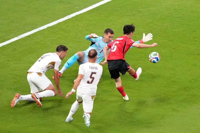  Hwang In-beom tung cú sút gỡ hòa 1-1 cho Hàn Quốc giữa vòng vây của các cầu thủ Czech. 