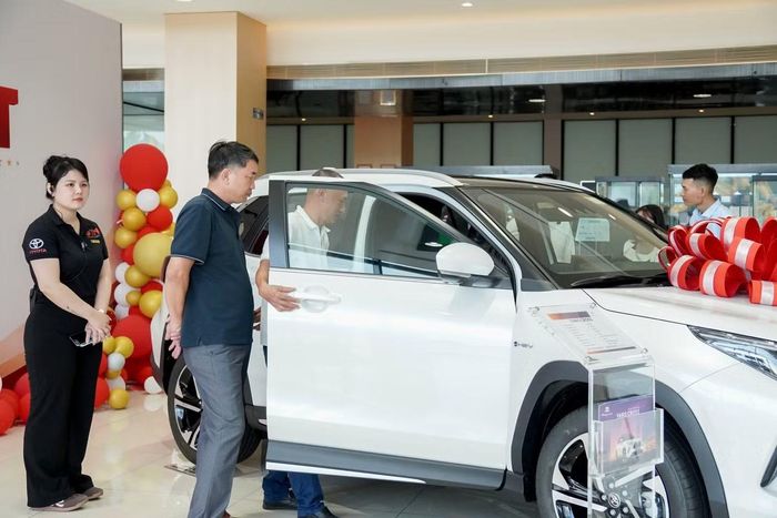 Xe hybrid thu hút khách hàng tham quan, tìm hiểu.