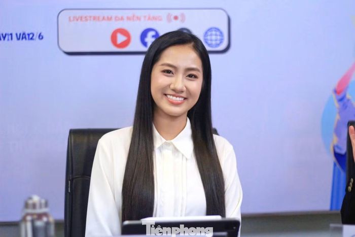 "Nhìn các bạn sĩ tử đi thi mà nhớ lại mình của năm ấy. Lúc đi thi vô cùng áp lực, lo lắng không biết đề ra sao. Nhớ mấy lần ngồi đoán đề, ôn bài sáng tối, nhớ lần mình cùng các bạn rủ nhau đi chùa cầu may mắn nữa", hoa hậu chia sẻ.