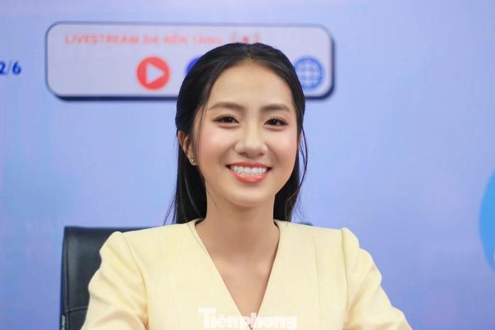 Trong phần nghị luận xã hội của môn Văn, Hà Trúc Linh đặc biệt ấn tượng với câu hỏi: "Làm thế nào để có những Steve Jobs Việt Nam?". Ngay trên sóng trực tiếp, cô mạnh dạn nhận thử thách từ Thạc sĩ Bích Ngọc - Giảng viên Đại học Quốc tế và Thạc sĩ Bảo Khôi - Giảng viên Đại học Sư phạm TPHCM khi trực tiếp trả lời câu hỏi này trước hàng nghìn khán giả theo dõi.
