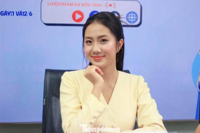 Dù chưa được đào tạo qua những khóa MC chuyên nghiệp, song Hoa hậu Hà Trúc Linh vẫn gây ấn tượng bởi cách điều phối livestream thông minh. Phần giao lưu của hoa hậu cùng khách mời và khán giả xem trực tiếp cũng thu hút lượng tương tác cao.