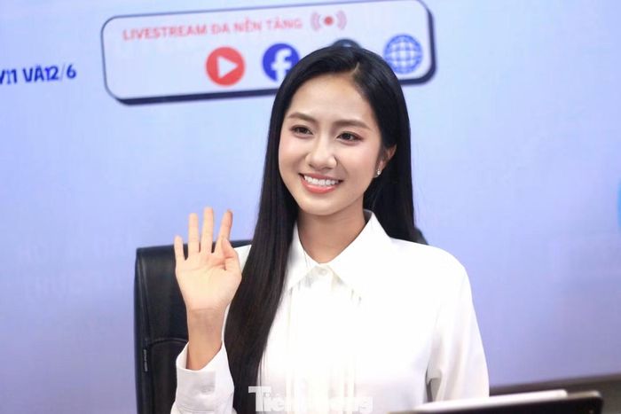 Hà Trúc Linh chọn trang phục thanh lịch ở cả hai ngày dẫn livestream. Cô ưu tiên tông trắng, be, tạo cảm giác nền nã, phù hợp với tinh thần của sự kiện.