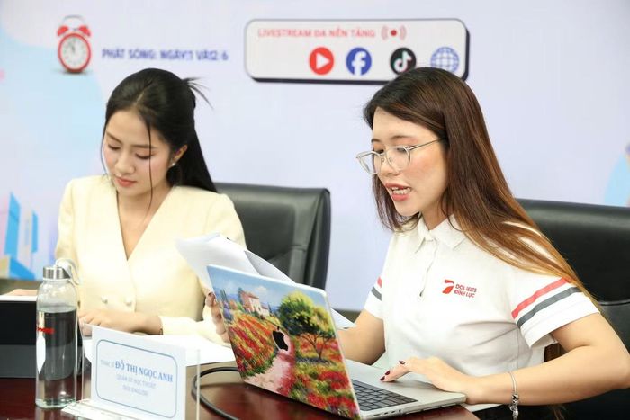 Hà Trúc Linh cùng chuyên gia IELTS giải đề Tiếng Anh.