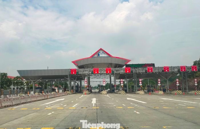 Gần chục cửa thu phí của cao tốc đoạn kết thúc từ Lạng Sơn về Bắc Giang vắng bóng xe đi qua. Ảnh chụp 10h ngày 11/6.