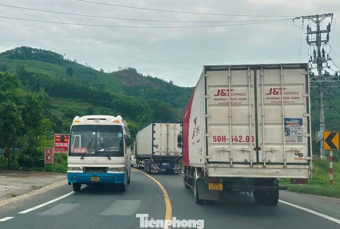 Xe khách và xe container nối đuôi nhau lưu thông trên QL1A đoạn qua xã Nhân Lý, Lạng Sơn vào sáng 11/6.