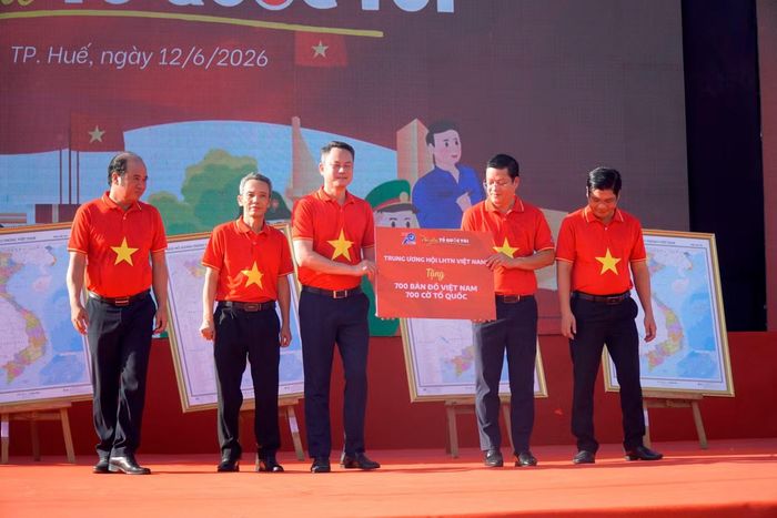 Lãnh đạo Thành Đoàn Huế tiếp nhận biển tượng trưng 700 bản đồ Việt Nam và 700 lá cờ Tổ quốc.