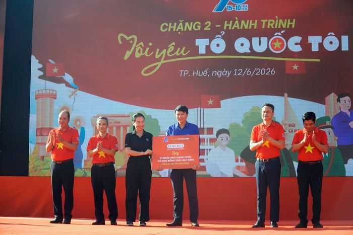 Trao tặng công trình “Ngôi nhà hạnh phúc” và các phần quà, học bổng cho học sinh Huế, với tổng trị giá 100 triệu đồng.
