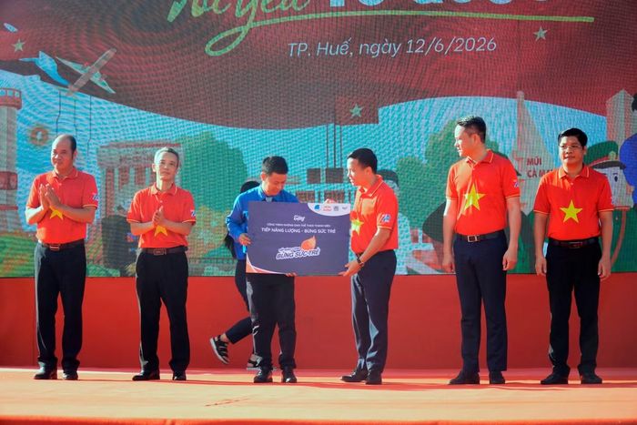 Trao tặng công trình "Không gian thể thao thanh niên - Tiếp năng lượng, Bừng sức trẻ" trị giá gần 200 triệu đồng cho TP. Huế.