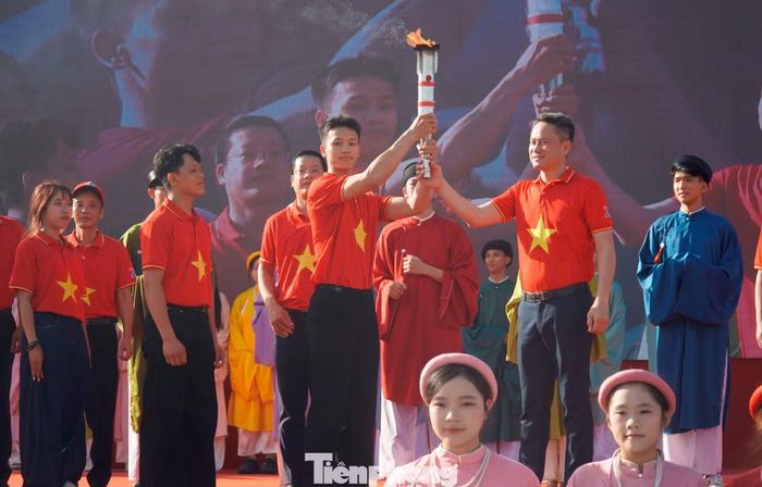 Nghi thức trao đuốc cho đơn vị đăng cai chặng 3 Hành trình năm 2026 là tỉnh Tuyên Quang.