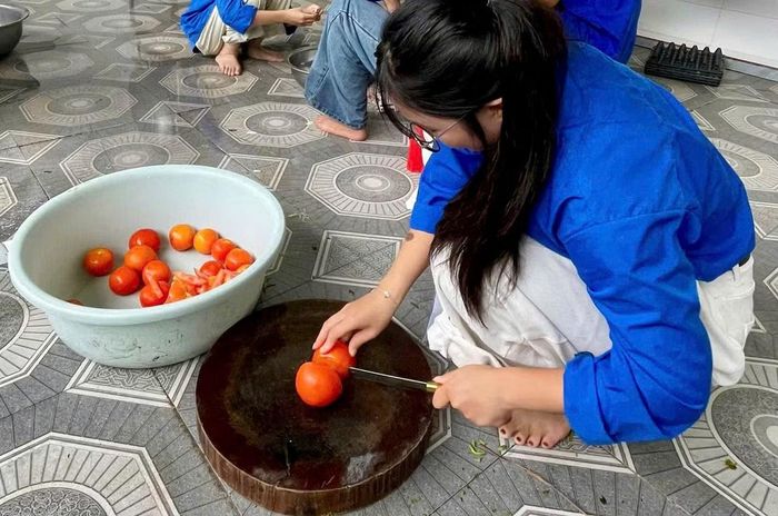 Anh Lữ Văn Linh – Phó Bí thư Đoàn xã Quan Sơn cho biết, để tiếp sức cho thí sinh, phụ huynh ở xa trong kỳ thi, đoàn viên, thanh niên nấu gần 1.000 suất ăn và hỗ trợ chỗ ở, nước uống miễn phí cho các thí sinh và người nhà có nhu cầu ăn và ở lại.