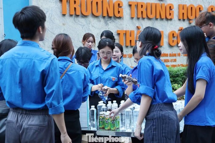 Không mang theo vũ khí thực hiện những nhiệm vụ bảo vệ yếu nhân quen thuộc, trong ngày đầu kỳ thi, các cán bộ, đoàn viên, thanh niên Bộ Tư lệnh Cảnh vệ đã khoác lên mình màu áo xanh tình nguyện, đồng hành cùng thí sinh và phụ huynh. Từ sáng sớm, hàng chục đoàn viên, thanh niên của đơn vị đã có mặt tại ba điểm thi trên địa bàn Hà Nội gồm: Trường THPT Phan Đình Phùng, Trường THCS Nguyễn Công Trứ và Trường THCS Thành Công để triển khai chương trình “Tiếp sức mùa thi” năm 2026.
