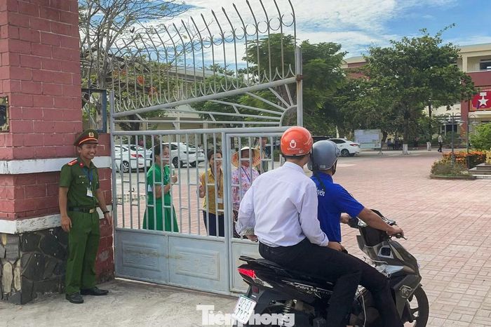 Thí sinh Võ Văn Kiệt được đưa đến điểm thi vừa kịp thời gian.