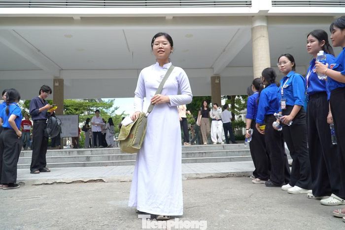 Khánh Thư (THPT Phan Châu Trinh) mặc áo dài trong lần "vượt vũ môn" trọng đại. "Áo dài gắn bó với em 3 năm THPT, có quá nhiều kỷ niệm. Áo dài đồng hành với em trong hành trình kiếm tìm tri thức. Em coi áo dài như một người bạn tinh thần luôn kề cạnh, ở bên động viên em trong những ngày thi quan trọng này", Như tâm sự.