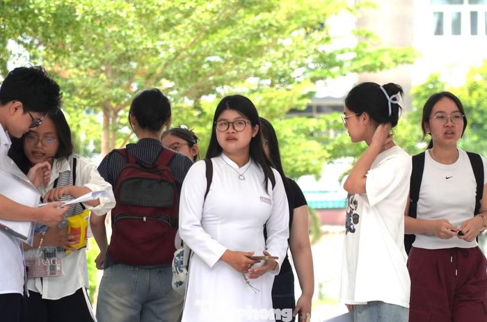 Trong ngày thi cuối, thí sinh Đà Nẵng đăng ký thi môn Lịch sử và Vật lý nhiều nhất. Ca 1 có 200 thí sinh vắng thi, ca 2 có 181 thí sinh vắng thi.