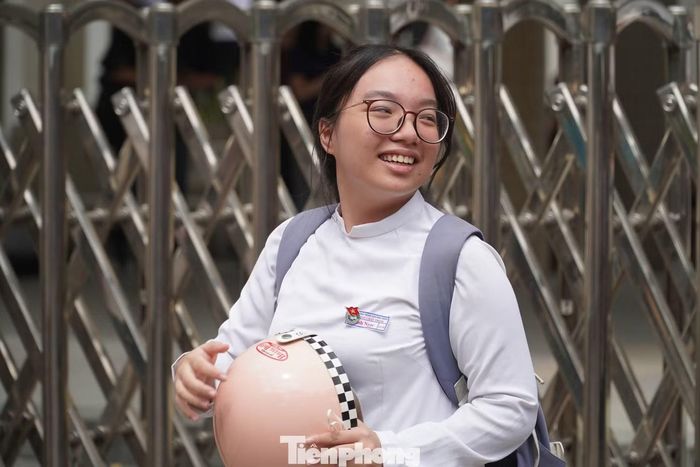 Nữ sinh Đà Nẵng tươi tắn với áo dài trong buổi thi cuối cùng.
