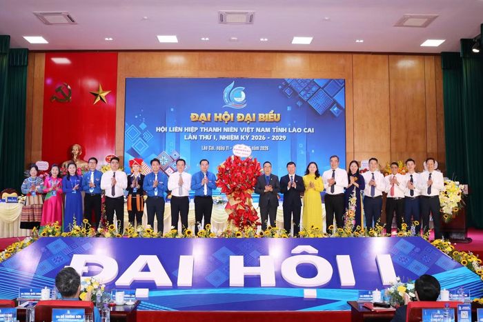 Lãnh đạo Tỉnh Đoàn các thời kỳ tặng hoa chúc mừng Đại hội.