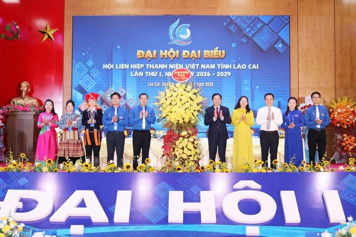 Lãnh đạo tỉnh Lào Cai tặng hoa chúc mừng Đại hội.