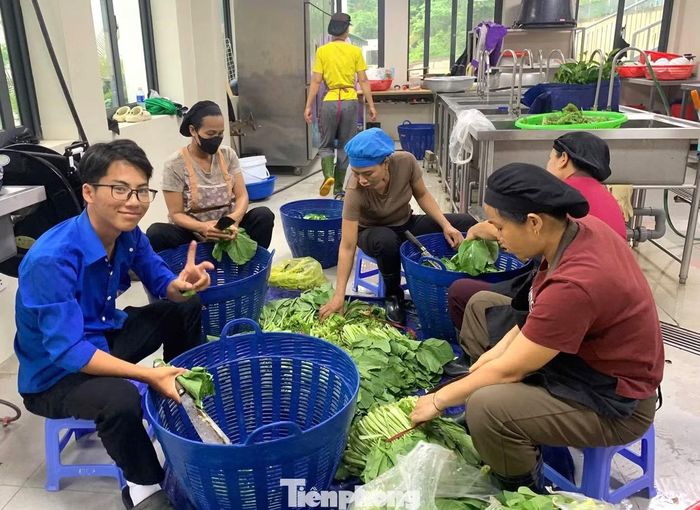 Người tất bật ra chợ lựa chọn những bó rau xanh tươi, người chuẩn bị thịt, cá, thực phẩm để bảo đảm bữa ăn đủ dinh dưỡng cho các em học sinh. Sau khi thực phẩm được tập kết, các đoàn viên nhanh chóng chia nhau công việc, người nhặt rau, người sơ chế nguyên liệu, người đứng bếp nấu nướng.