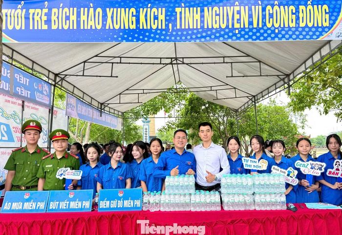 Tại xã Bích Hào (Nghệ An), các đoàn viên thanh niên của xã đã tổ chức nhiều hoạt động ý nghĩa như hỗ trợ nước uống, sữa, bút viết, giấy thi và các nhu yếu phẩm cần thiết; hướng dẫn thí sinh làm thủ tục dự thi; hỗ trợ phân luồng giao thông; tư vấn, động viên học sinh và phụ huynh tại các điểm thi.