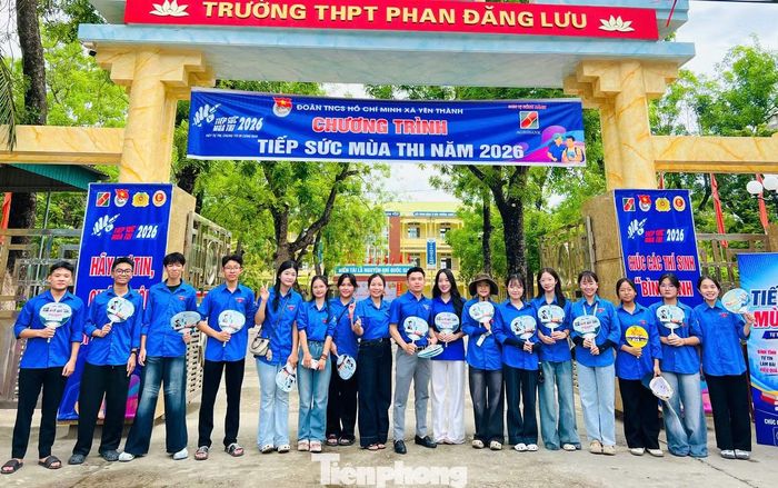 Những hoạt động ý nghĩa không chỉ thể hiện tinh thần xung kích, tình nguyện của tuổi trẻ Nghệ An mà còn lan tỏa mạnh mẽ thông điệp sẻ chia, đồng hành cùng học sinh trên hành trình chinh phục tri thức. Từ những việc làm giản dị như đi chợ, nhặt rau, nấu cơm đến những phần việc hỗ trợ tại điểm thi, tất cả đều được thực hiện bằng trách nhiệm, tình yêu thương và khát vọng cống hiến của tuổi trẻ.