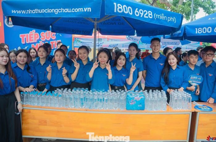Năm nay Đoàn trường Đại học Nghệ An huy động 200 đoàn viên thanh niên tổ chức 10 tổ tình nguyện tại 10 điểm thi trên địa bàn tỉnh Nghệ An để triển khai các hoạt động tiếp sức mùa thi.