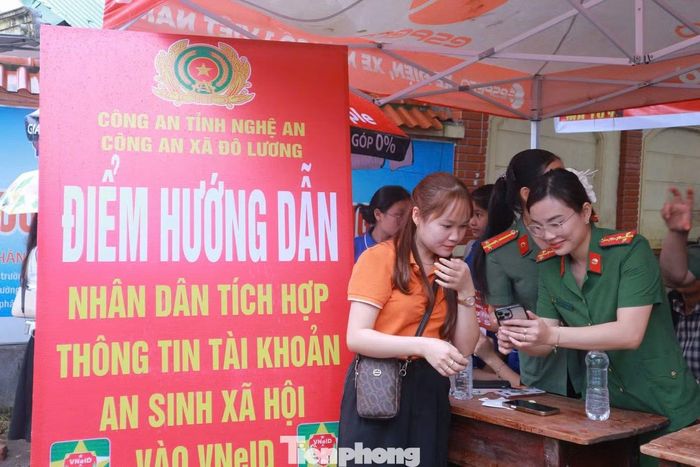 Công an xã Đô Lương hướng dẫn phụ huynh tích hợp thông tin an sinh xã hội trên ứng dụng VNeID.
