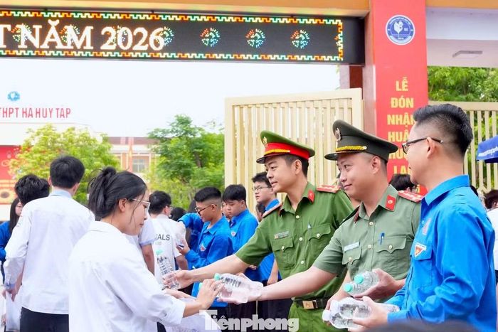 Ngay từ sáng sớm, tại các điểm thi, đoàn viên, thanh niên Công an Nghệ An đã có mặt để phối hợp bảo đảm an ninh, trật tự, phân luồng giao thông, hướng dẫn thí sinh và phụ huynh, góp phần tạo môi trường thi an toàn, thuận lợi.