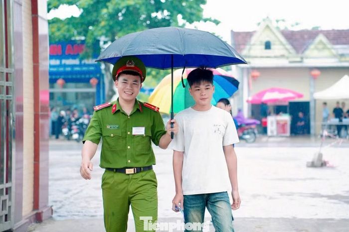  Giữa những cơn mưa bất chợt mùa thi, hình ảnh cán bộ, chiến sĩ Công an che ô cho thí sinh vào điểm thi đã để lại nhiều ấn tượng đẹp, tiếp thêm động lực cho các sĩ tử trong kỳ thi quan trọng. 