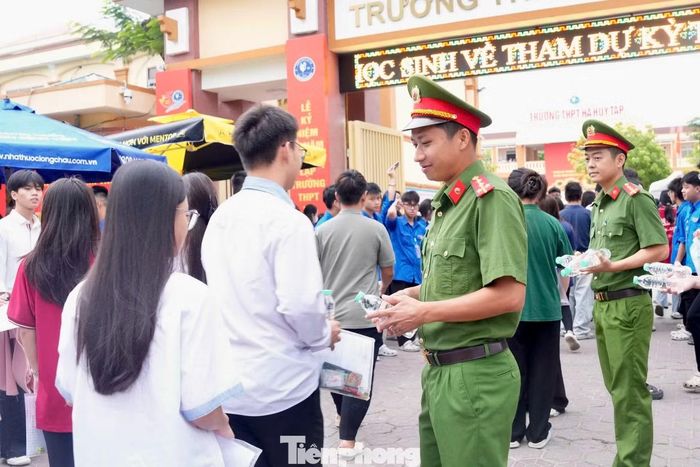 Những việc làm thiết thực của tuổi trẻ Công an Nghệ An không chỉ góp phần bảo đảm kỳ thi diễn ra an toàn, nghiêm túc mà còn lan tỏa hình ảnh đẹp về người chiến sĩ Công an nhân dân bản lĩnh, nhân văn, luôn tận tụy vì Nhân dân phục vụ.