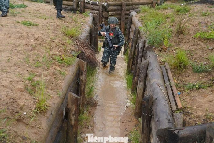 Theo Ban tổ chức, các nội dung thi đấu không đơn thuần là bắn mục tiêu cố định mà được xây dựng trên các kịch bản chống khủng bố, giải cứu con tin và tác chiến đô thị. Ở nội dung tấn công toa tàu giải cứu con tin, các đội phải nhanh chóng cơ động, đột kích vào không gian hẹp, nhận diện chính xác mục tiêu là đối tượng khủng bố và con tin để xử lý trong thời gian ngắn nhất. Chỉ một sai sót nhỏ cũng có thể khiến đội thi bị trừ điểm nặng.