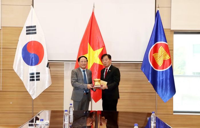 Chủ tịch UBND tỉnh Gia Lai Phạm Anh Tuấn (bên trái) và Đại sứ Đặc mệnh toàn quyền Việt Nam tại Hàn Quốc Vũ Hồ.