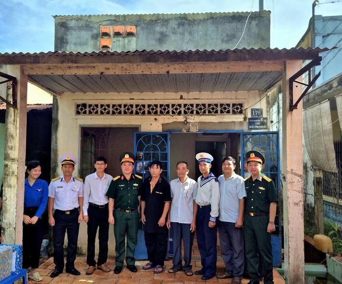 Các đơn vị chụp ảnh lưu niệm trước khi tiến hành sửa chữa lại căn nhà cho gia đình chiến sĩ Châu Tấn Vàng