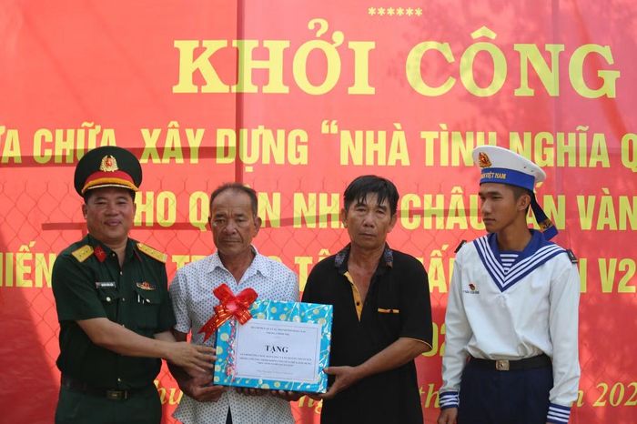Thượng tá Nguyễn Công Luận, Phó Chủ nhiệm Chính trị, Bộ CHQS TP Đồng Nai tặng quà cho gia đình chiến sĩ Châu Tấn Vàng.