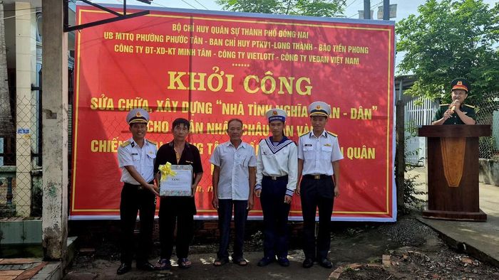 Đại diện Trung tâm Huấn luyện Vùng 2 Hải quân tặng quà đến với gia đình chiến sĩ Châu Tấn Vàng