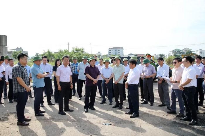 Ông Quản Minh Cường cùng đoàn công tác của tỉnh đi kiểm tra thực tế.