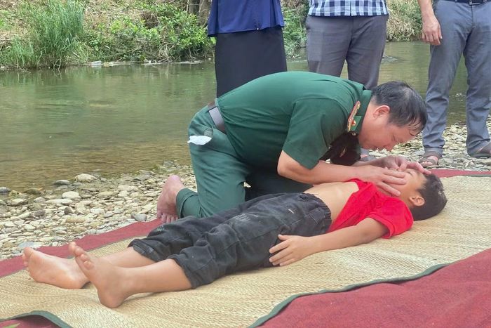 Cán bộ Đồn Biên phòng Tam Hợp hướng dẫn thực hành kỹ năng chống đuối nước cho học sinh. Ảnh: PV