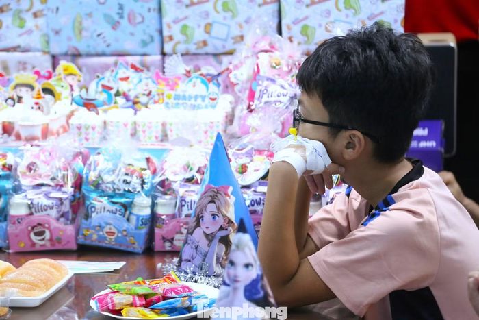 Với nhiều em, đây không chỉ là một buổi tiệc. Đó là khoảnh khắc được tạm gác lại những ngày tháng điều trị, những mũi tiêm, những lần đau đớn để được vui chơi, nhận quà và cười thật tươi như bao đứa trẻ khác.