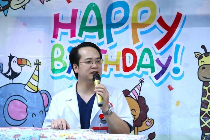  BSCKI Nguyễn Thanh Hưng, Phó trưởng khoa Sản đẻ, Bí thư Đoàn Thanh niên Bệnh viện Sản Nhi Nghệ An cho biết, chương trình sinh nhật là hoạt động được duy trì thường niên với mong muốn mang đến niềm vui và động lực tinh thần cho bệnh nhi cùng gia đình. “Có những em phải điều trị trong thời gian dài, không có cơ hội đón sinh nhật cùng bạn bè, người thân như những đứa trẻ khác. Vì vậy, bệnh viện mong muốn tạo ra một không gian ấm áp để các em cảm nhận được sự quan tâm, yêu thương, có thêm nghị lực trong hành trình vượt qua bệnh tật”, bác sĩ Hưng chia sẻ. 