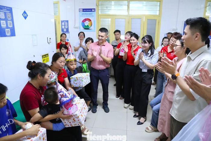  Với nhiều em nhỏ, sinh nhật năm nay có thể không diễn ra ở nhà, không có đông đủ người thân, bạn bè, nhưng lại là một kỷ niệm đặc biệt – nơi các em nhận được tình yêu thương từ những người xa lạ mà gần gũi. Sự sẻ chia và yêu thương chính là một “liều thuốc” quý giá giúp các em vững vàng hơn trên hành trình phía trước. 